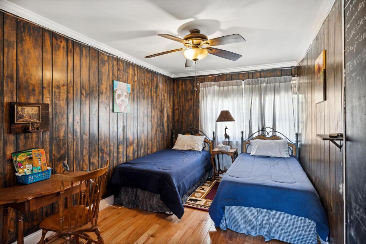 Holiday home Mid-century Vintage Brick Ranch Upstairs *