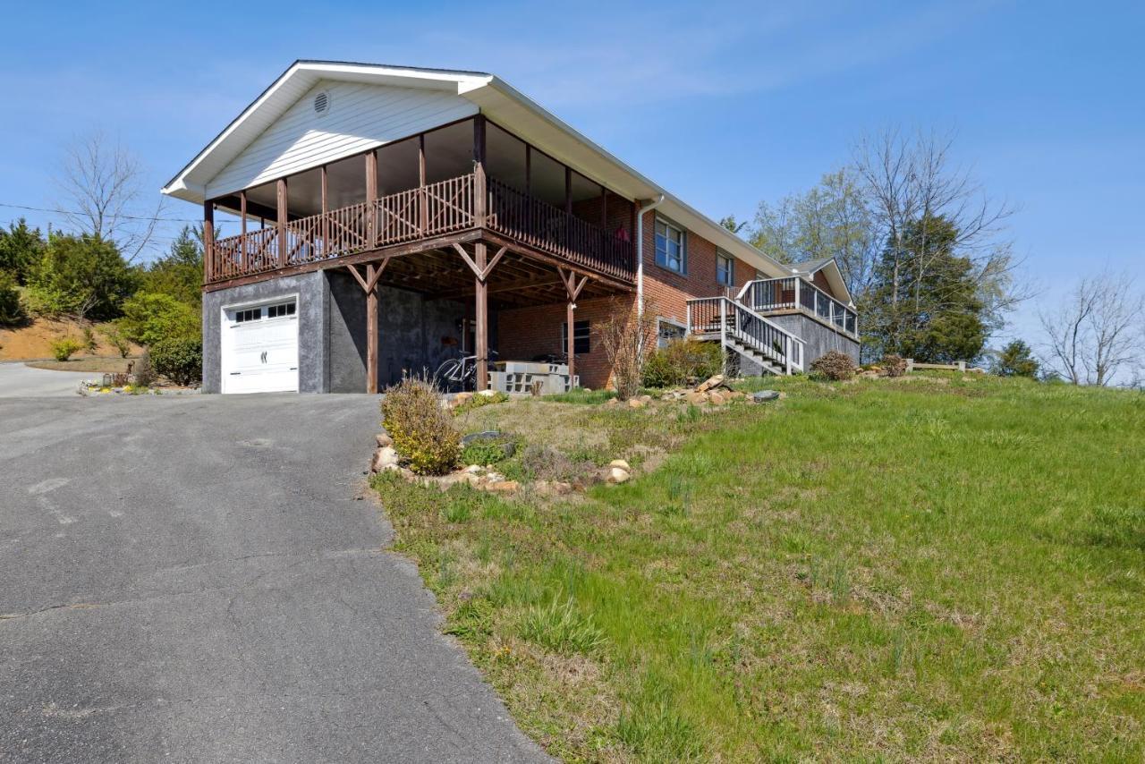 Mid-century Vintage Brick Ranch Upstairs Holiday home *
