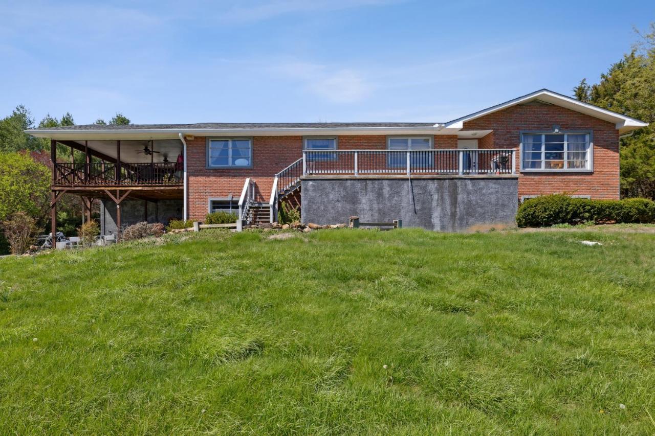 Mid-century Vintage Brick Ranch Upstairs Holiday home *