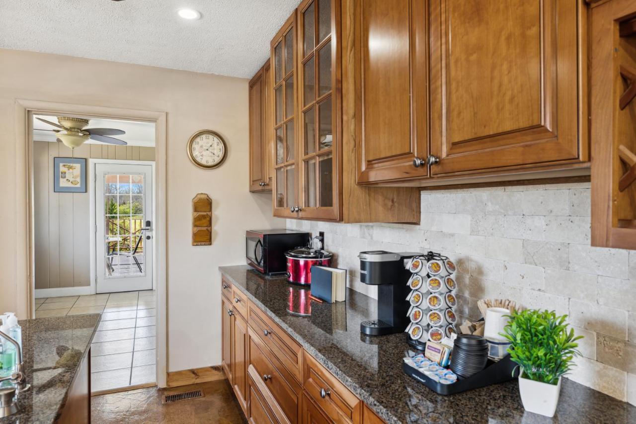 Mid-century Vintage Brick Ranch Upstairs Holiday home
